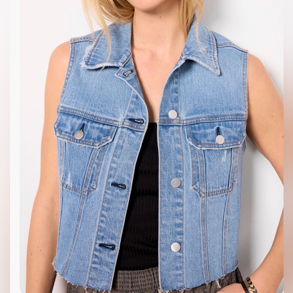 Evereve Robbie Denim Vest in Lightwash